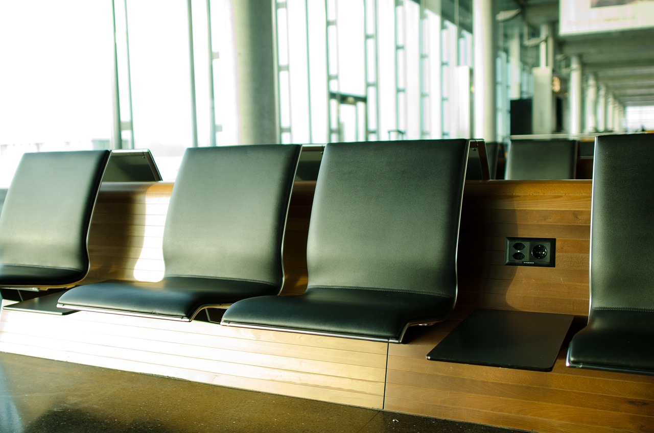 Canada eTA for Japanese citizens: empty leather seats in a sunlit airport departure lounge